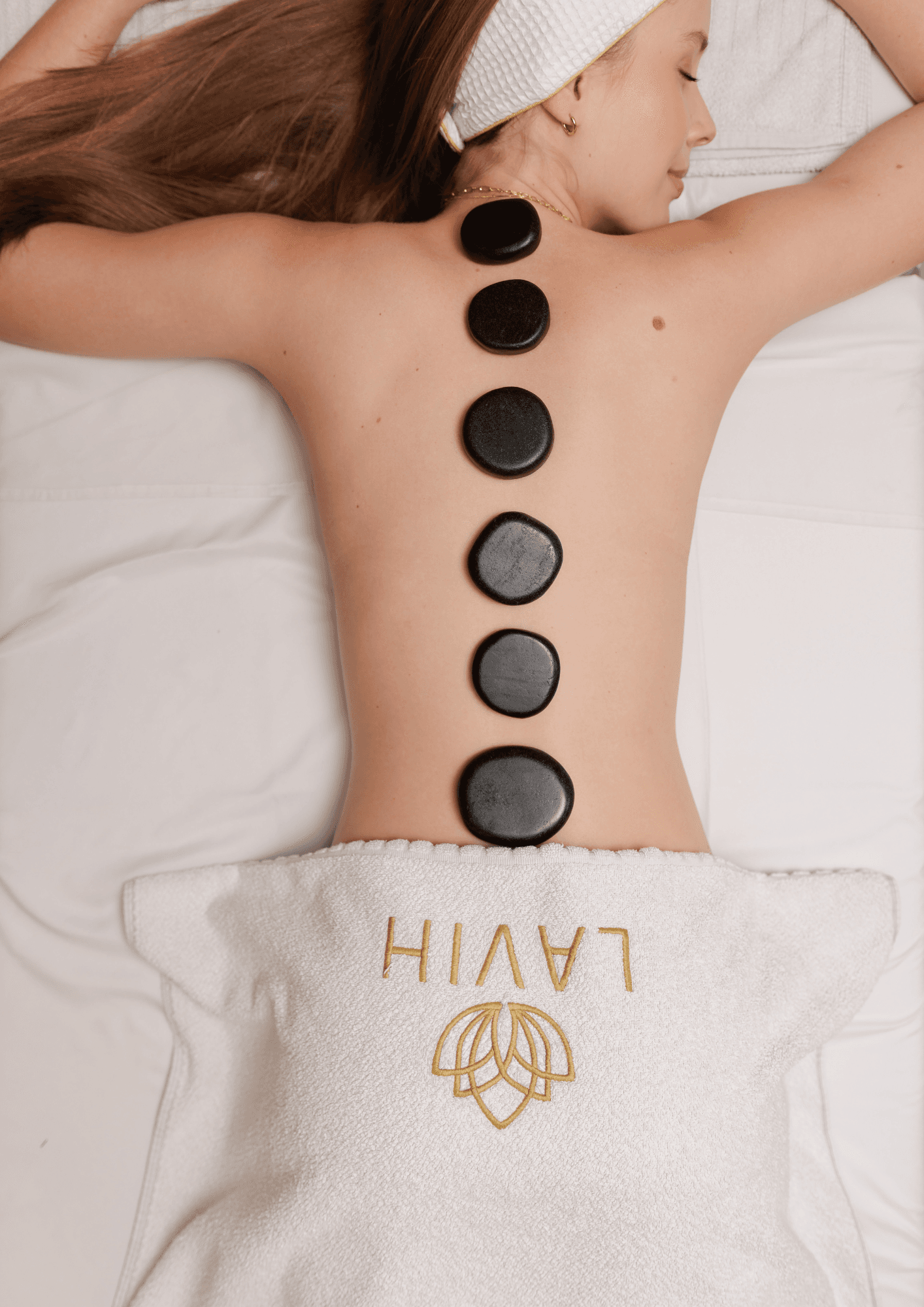 Massagem com pedras quentes: benefícios reais