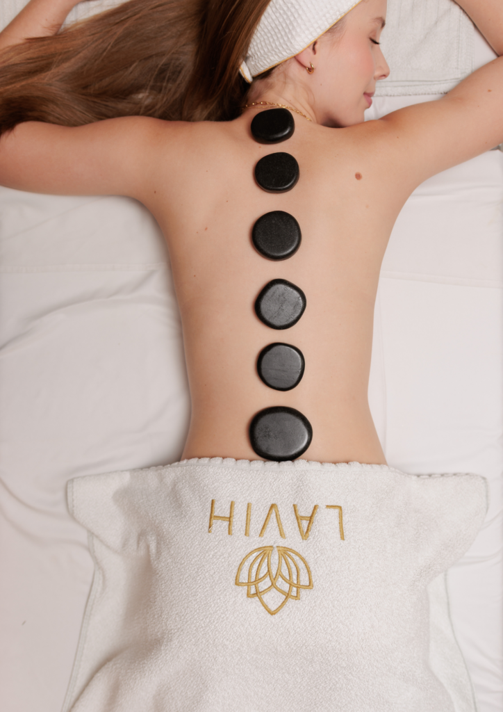 Massagem com pedras quentes
